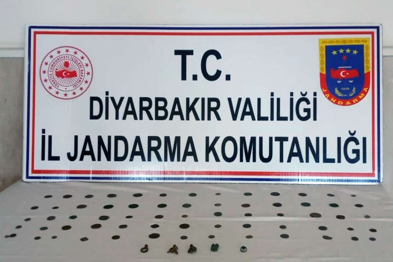 Diyarbakır'da Roma ve Bizans dönemlerine ait 72 adet tarihi eser ele geçirildi Diyarbakır'da Roma ve Bizans dönemlerine ait 72 adet tarihi eser ele geçirildi